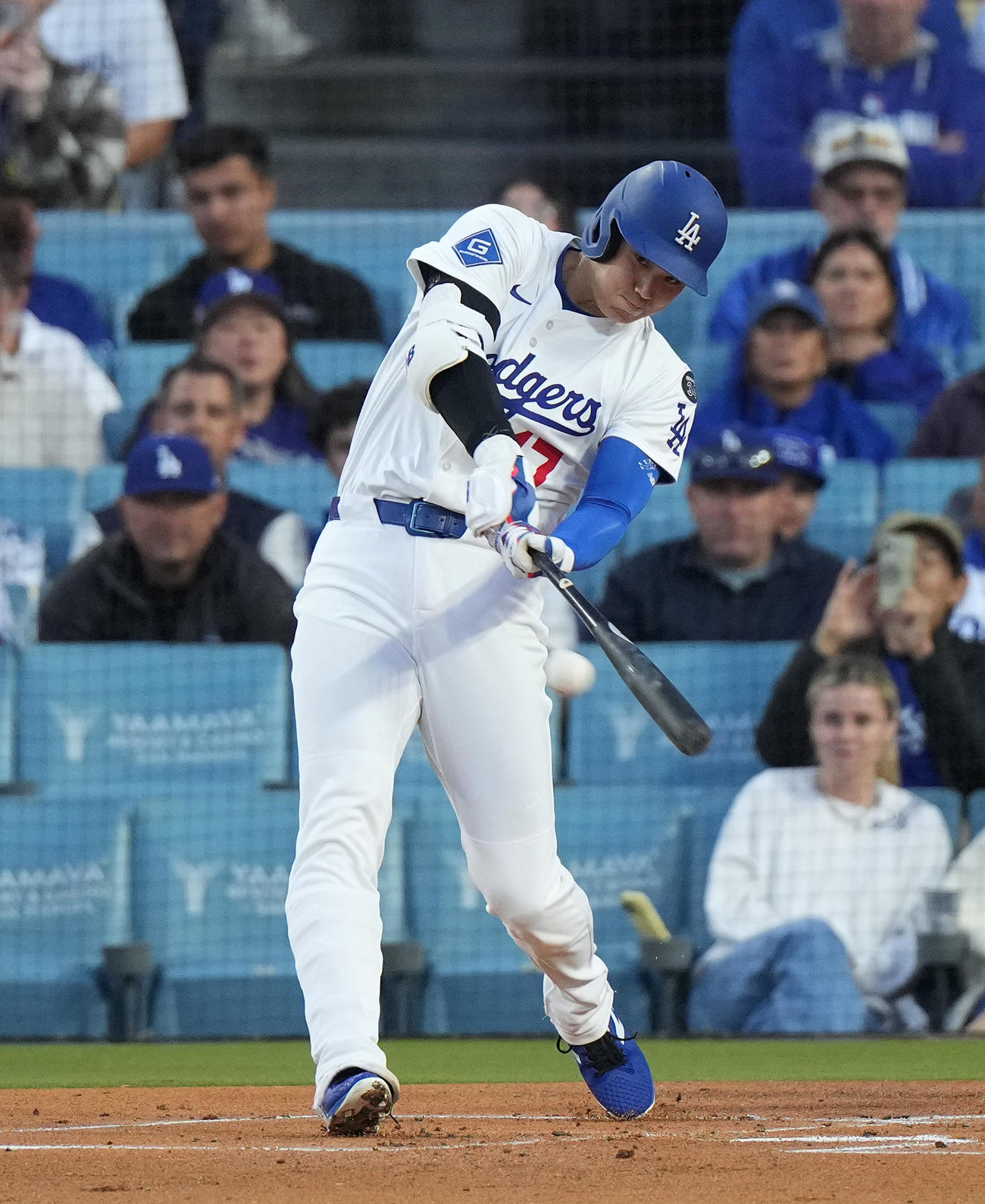 ドジャース対マーリンズ　1回裏ドジャース無死、右越えにソロ本塁打を放つ大谷（撮影・菅敏）