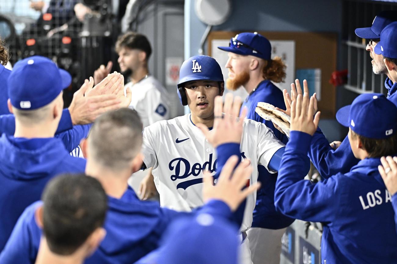 ドジャース対マーリンズ　2回裏ドジャース2死一、二塁、T・ヘルナンデスの適時二塁打で生還した大谷（中央）はチームメートとタッチをかわす（撮影・滝沢徹郎）