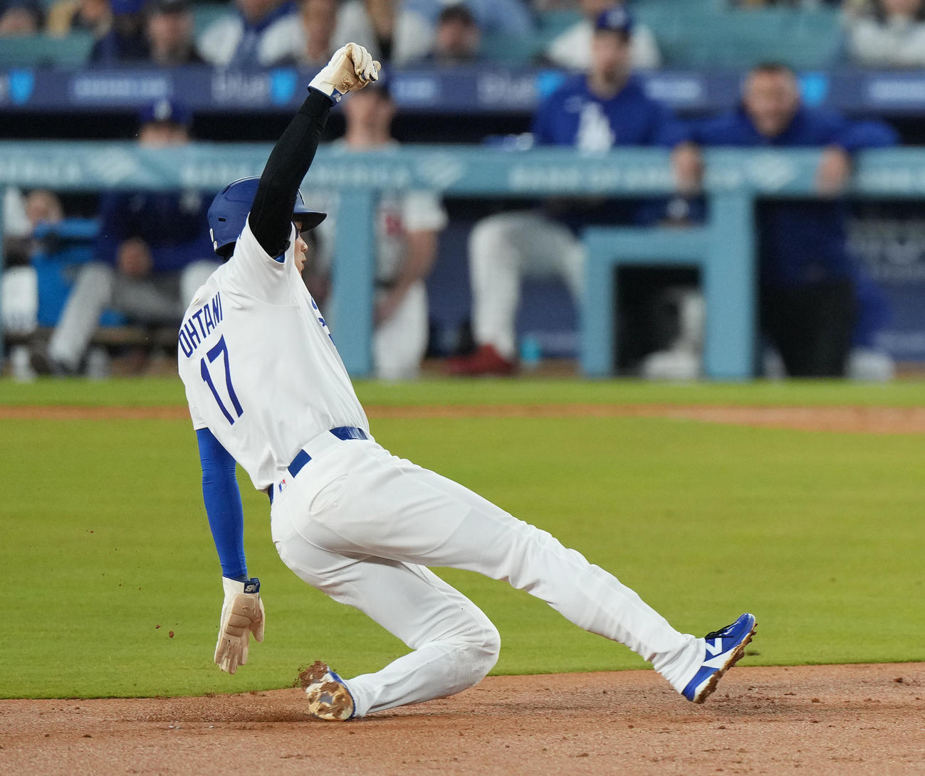 ドジャース対マーリンズ　2回裏ドジャース1死一塁、二塁盗塁を決める大谷（撮影・菅敏）