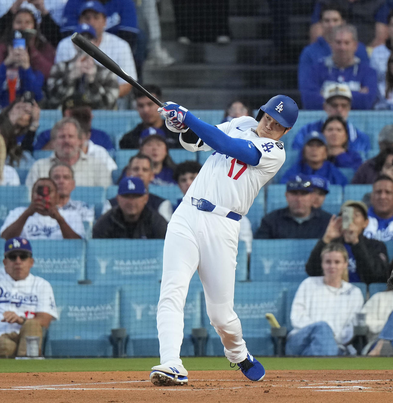 ドジャース対マーリンズ　1回裏ドジャース無死、右越えにソロ本塁打を放つ大谷（撮影・菅敏）