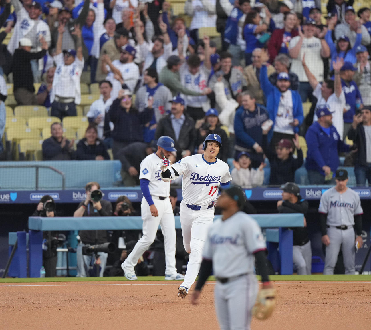 ドジャース対マーリンズ　1回裏ドジャース無死、右越えにソロ本塁打を放ち、指を突き上げる大谷（撮影・菅敏）