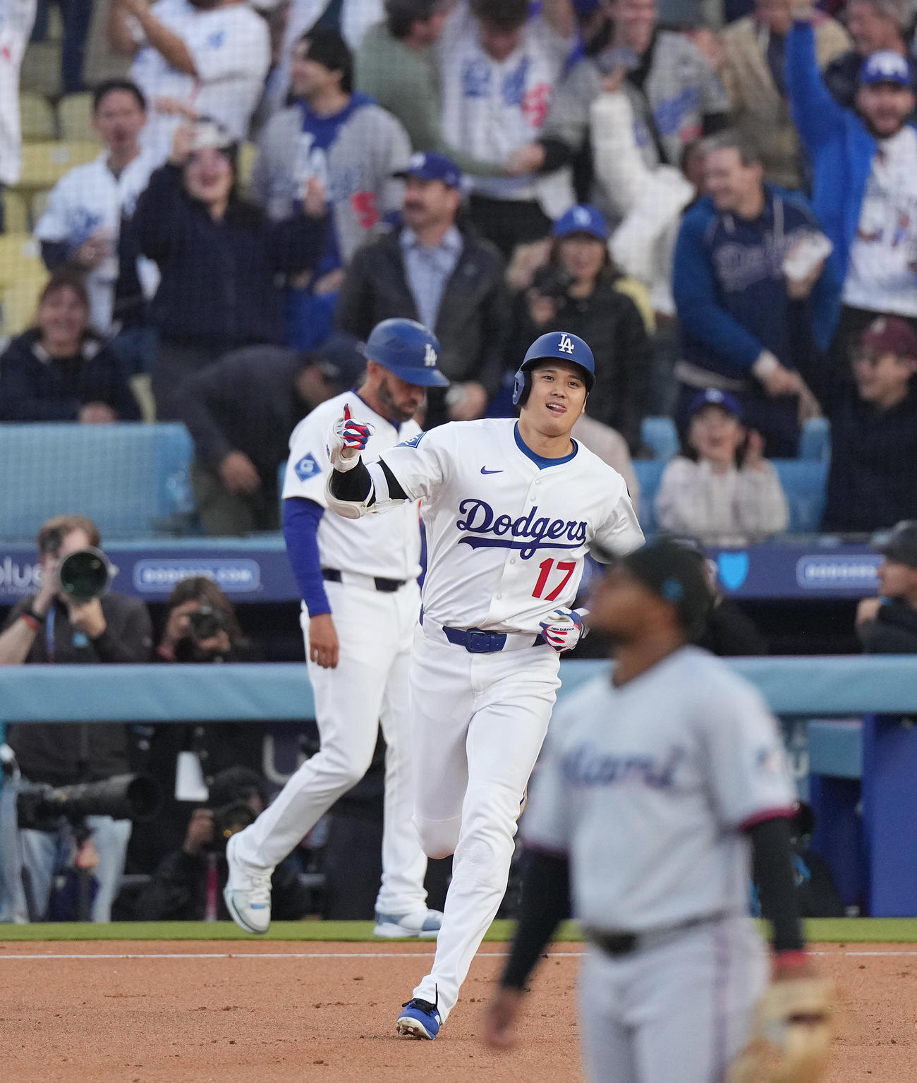 ドジャース対マーリンズ　1回裏ドジャース無死、右越えにソロ本塁打を放ち、指を突き上げる大谷（撮影・菅敏）