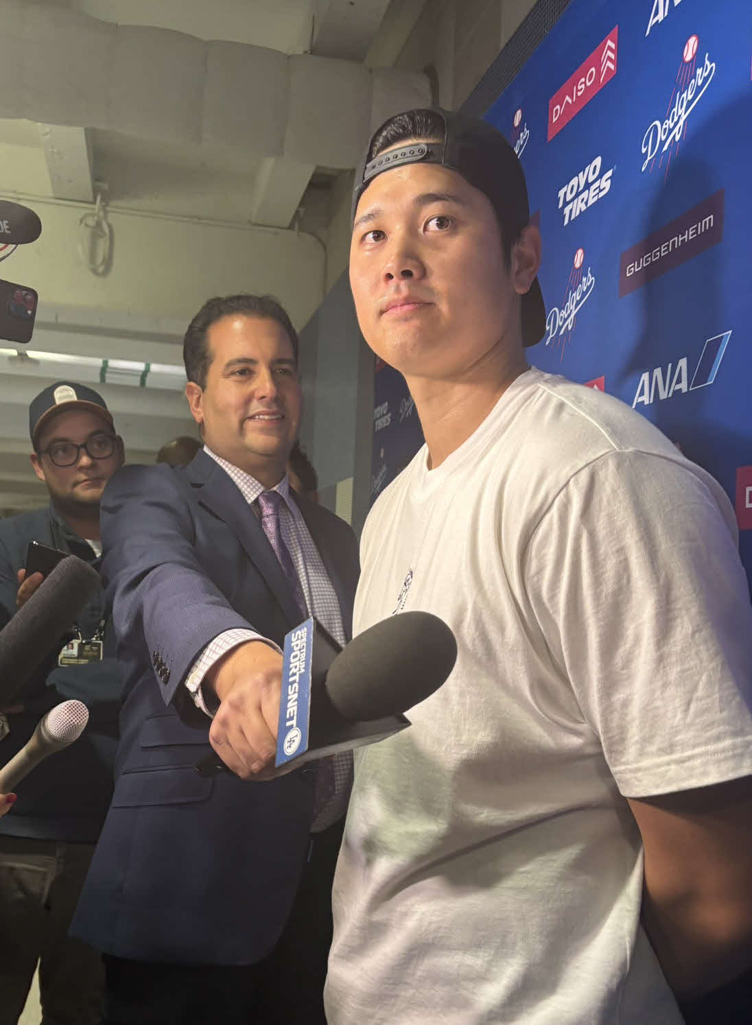 試合後に取材対応する大谷翔平