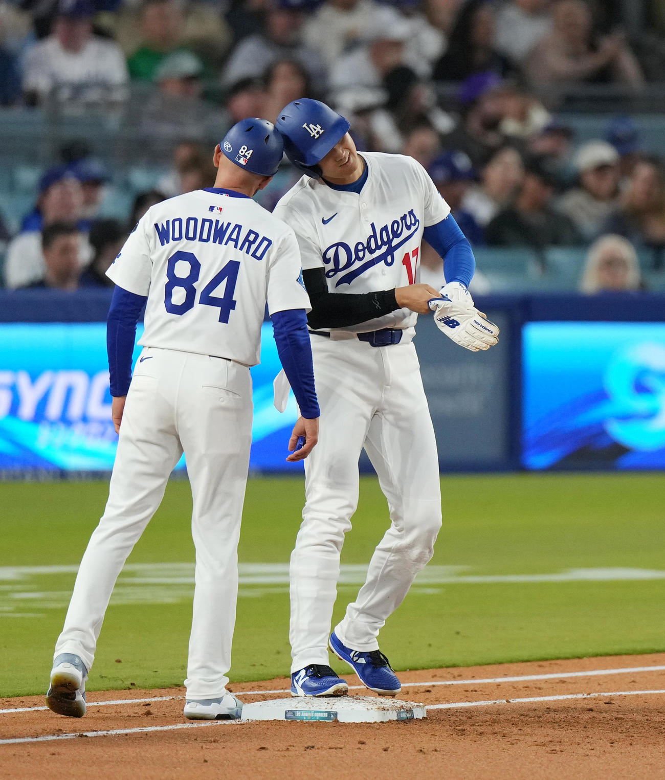 ドジャース対マーリンズ　2回裏ドジャース1死、四球を選び出塁し、一塁走塁コーチとヘッドバンプをする大谷（右）（撮影・菅敏）