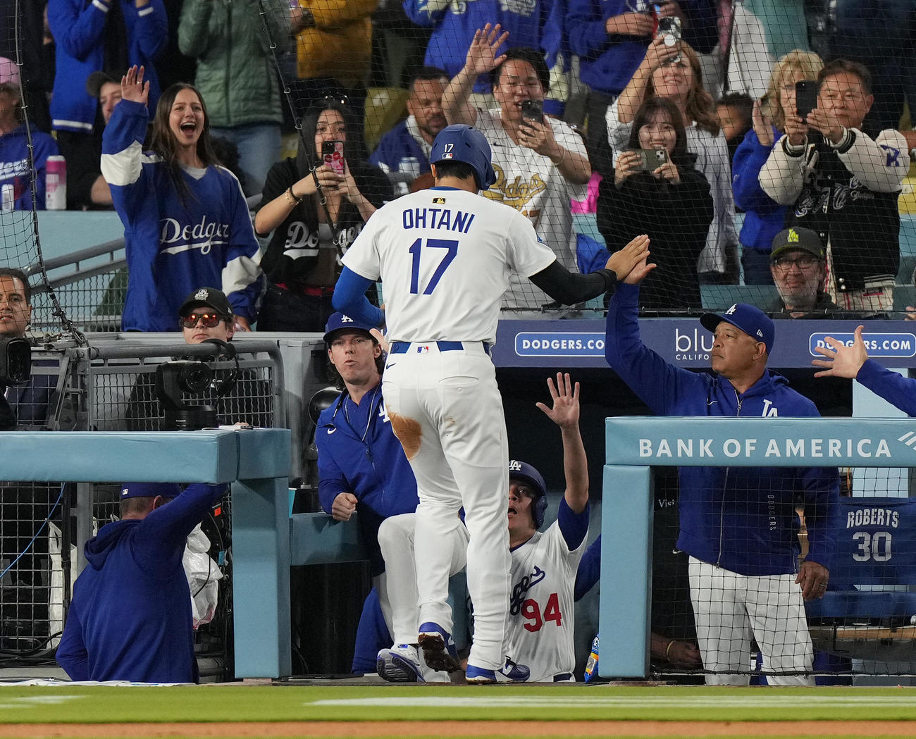 ドジャース対マーリンズ　2回裏ドジャース2死二塁、フレディ・フリーマンの適時打で二塁から生還し、ロバーツ監督（右）にタッチで迎えられる大谷（撮影・菅敏）