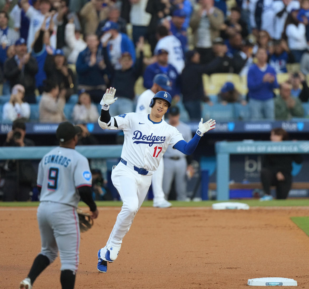 ドジャース対マーリンズ　1回裏ドジャース無死、右越えにソロ本塁打を放ち、ポーズをとりながらダイヤモンドを回る大谷（撮影・菅敏）