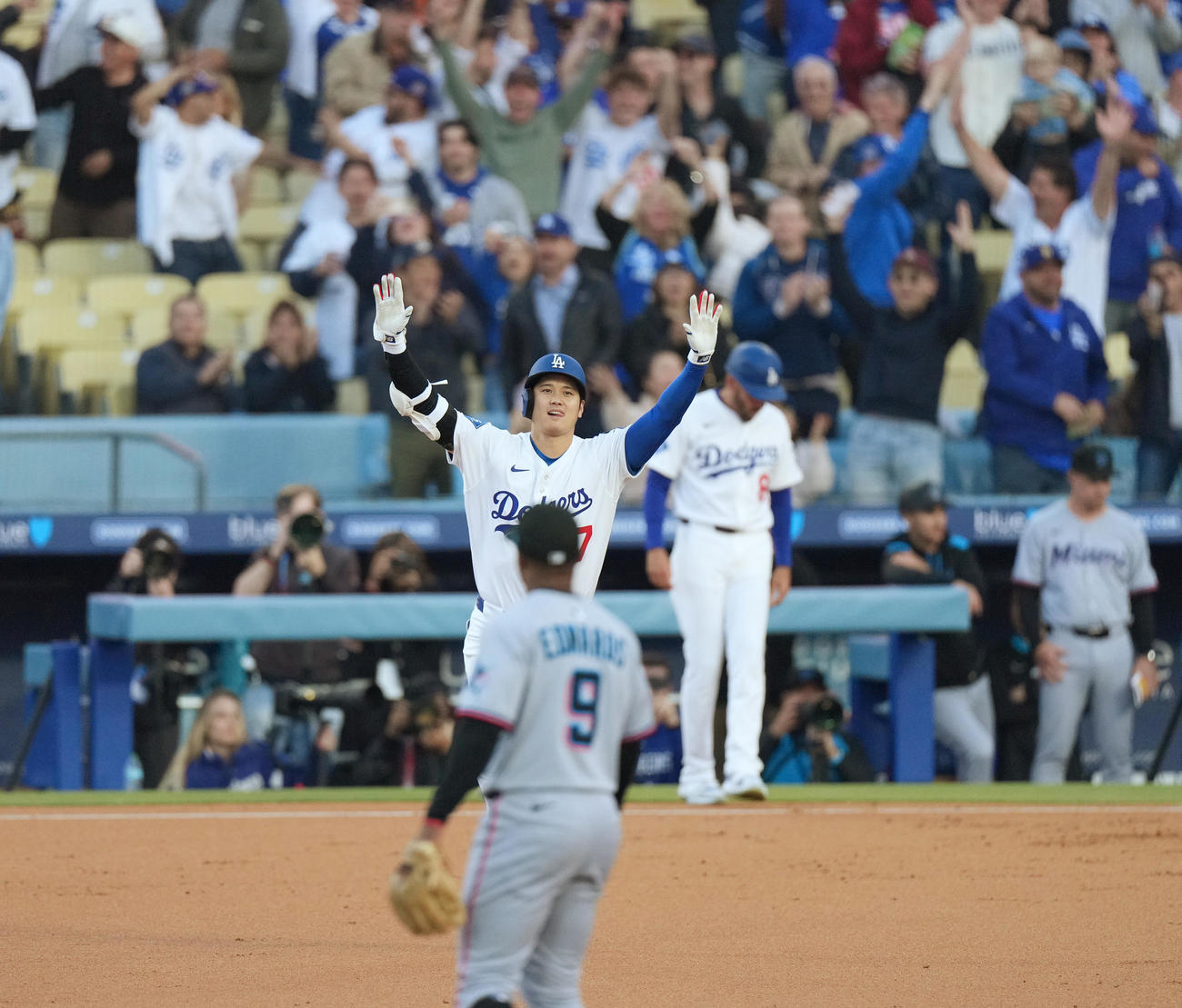 ドジャース対マーリンズ　1回裏ドジャース無死、右越えにソロ本塁打を放ち、ポーズをとりながらダイヤモンドを回る大谷（撮影・菅敏）
