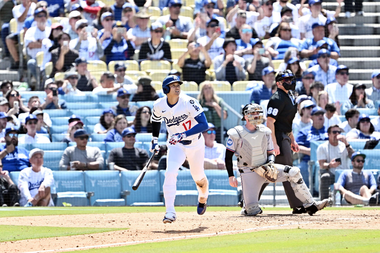 ドジャース対マーリンズ　8回裏ドジャース無死、大谷はフェンス直撃の三塁打を放つ（撮影・滝沢徹郎）
