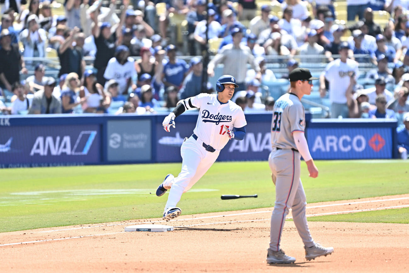 ドジャース対マーリンズ　8回裏ドジャース無死、大谷はフェンス直撃の三塁打を放ちベースを回る（撮影・滝沢徹郎）