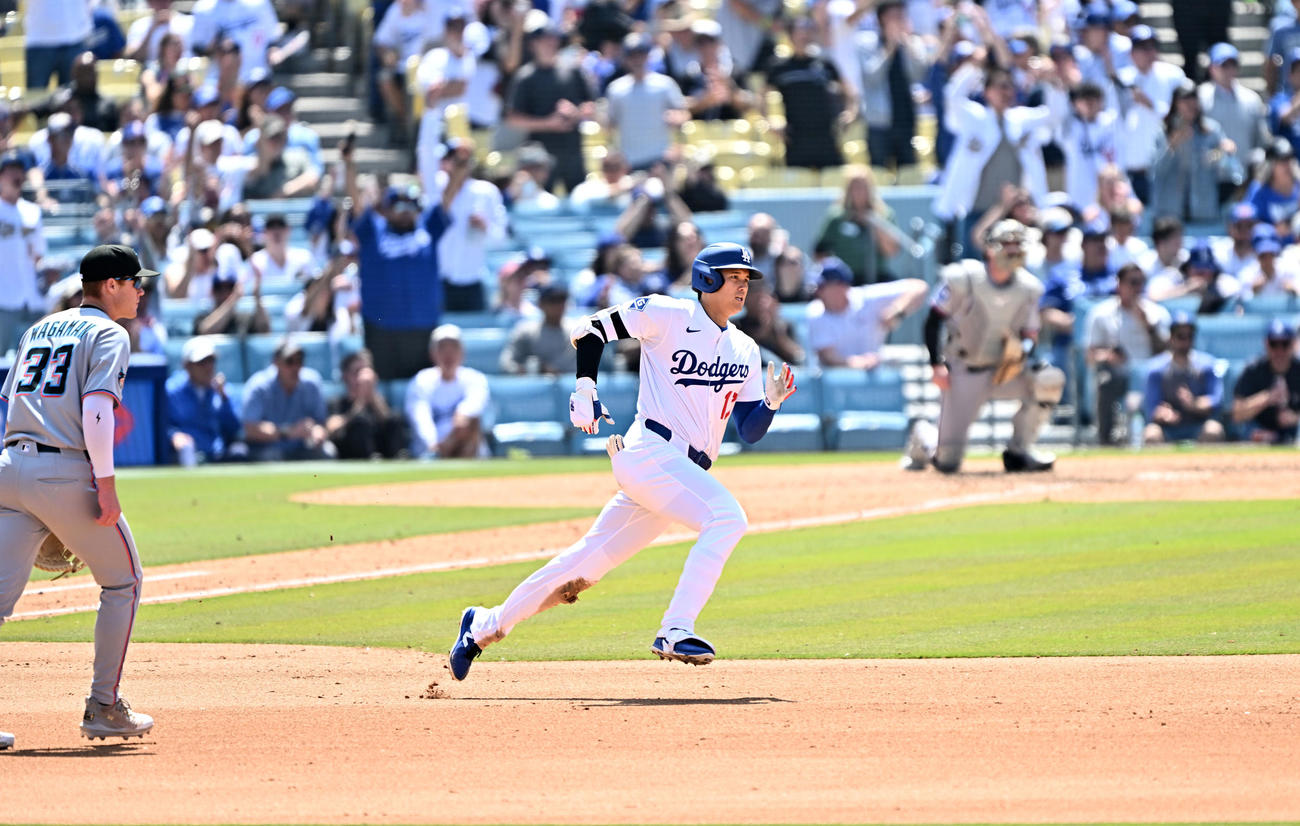 ドジャース対マーリンズ　8回裏ドジャース無死、大谷はフェンス直撃の三塁打を放ちベースを回る（撮影・滝沢徹郎）