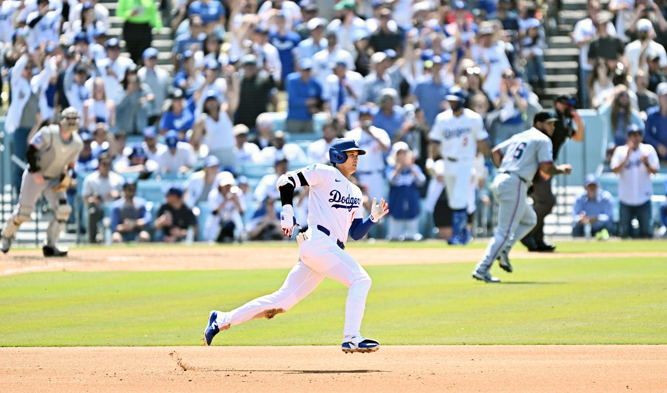 ドジャース対マーリンズ　8回裏ドジャース無死、大谷はフェンス直撃の三塁打を放ちベースを回る（撮影・滝沢徹郎）