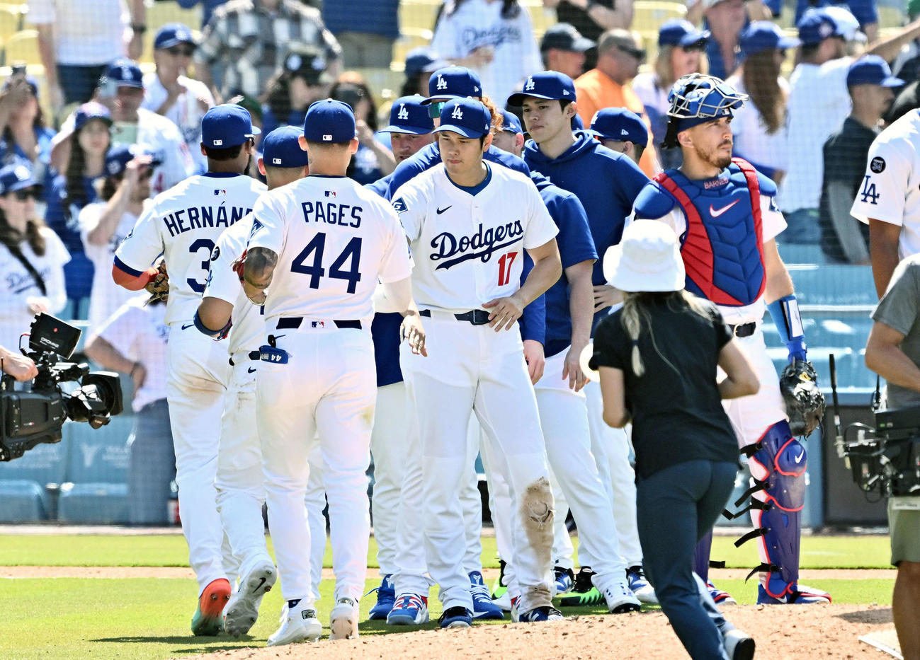 ドジャース対マーリンズ　勝利を飾りタッチをかわすドジャース大谷（中央）ら（撮影・滝沢徹郎）
