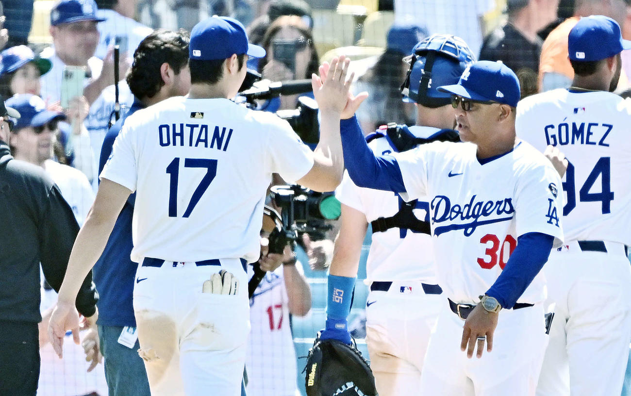 ドジャース対マーリンズ　勝利を飾りタッチをかわすドジャース大谷（左）とロバーツ監督（撮影・滝沢徹郎）