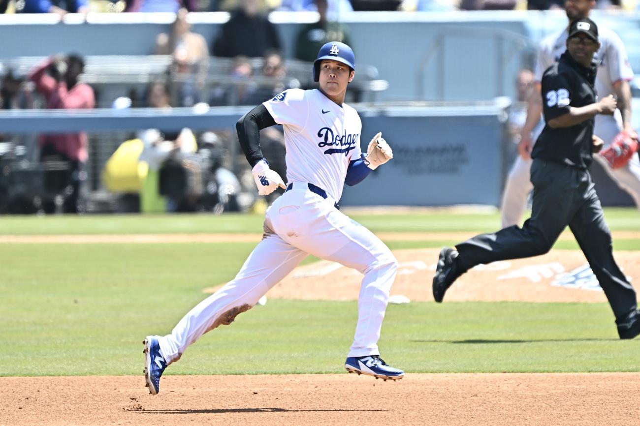 ドジャース対マーリンズ　6回裏ドジャース2死一、二塁、ベッツの2点適時三塁打でベースを回る一塁走者大谷（撮影・滝沢徹郎）