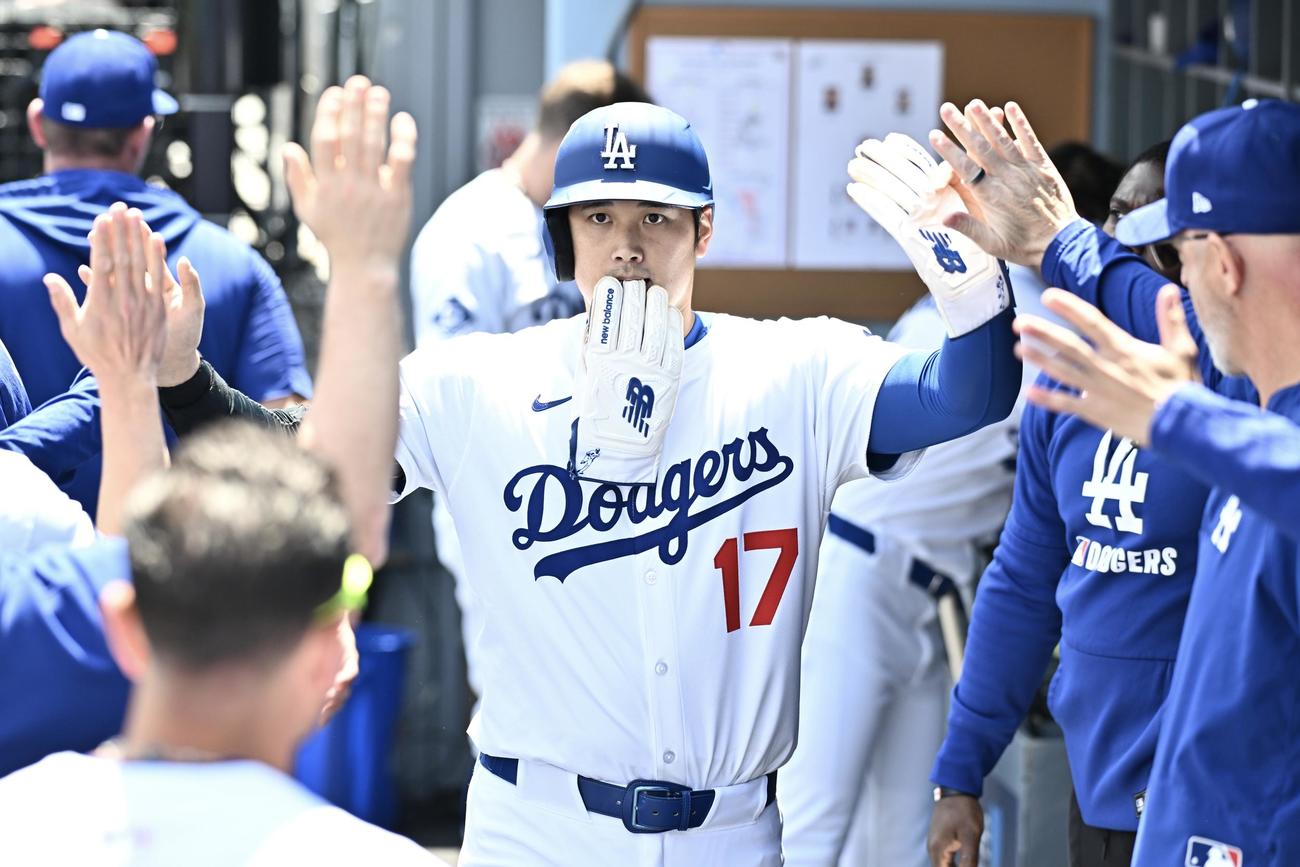 ドジャース対マーリンズ　3回裏ドジャース1死二、三塁、ベッツの2点適時打で生還した大谷（中央）はチームメートとタッチをかわす（撮影・滝沢徹郎）
