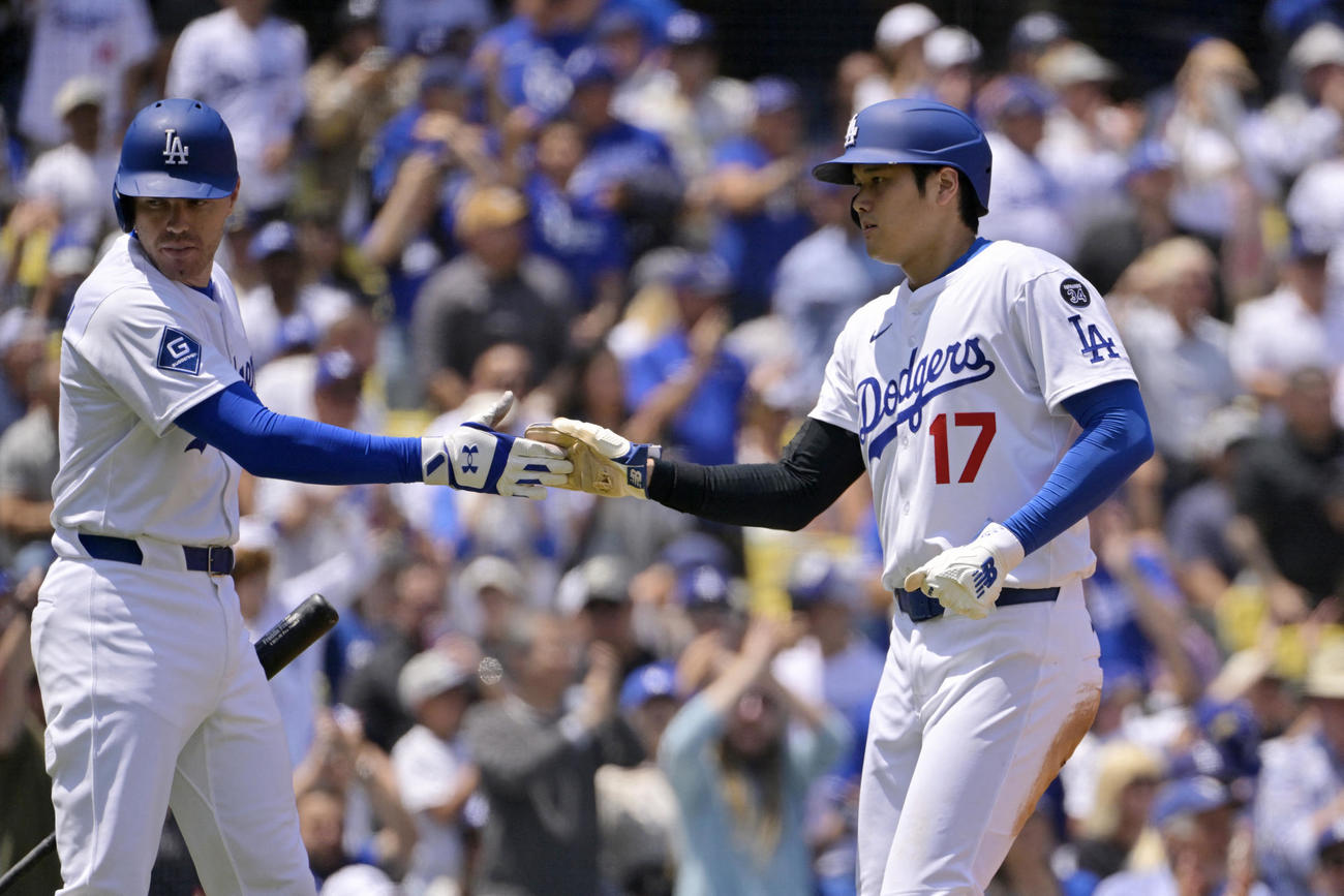 ドジャース大谷翔平はマーリンズ戦の3回裏、ベッツの適時打で生還するとフリーマンに祝福された（ロイター）