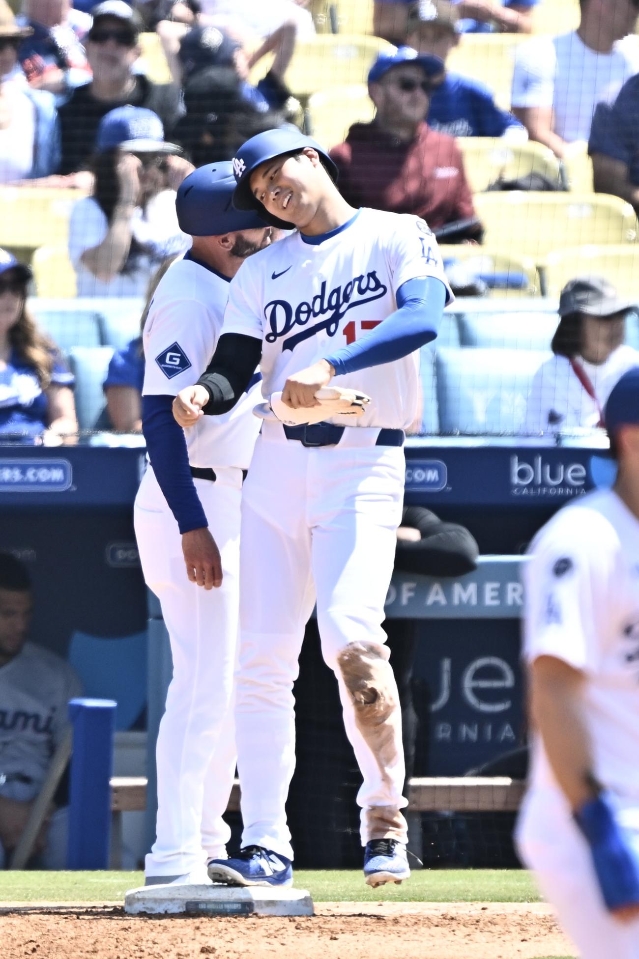ドジャース対マーリンズ　6回裏ドジャース2死一塁、四球で出塁した大谷（右）は一塁コーチとヘッドパンプする（撮影・滝沢徹郎）