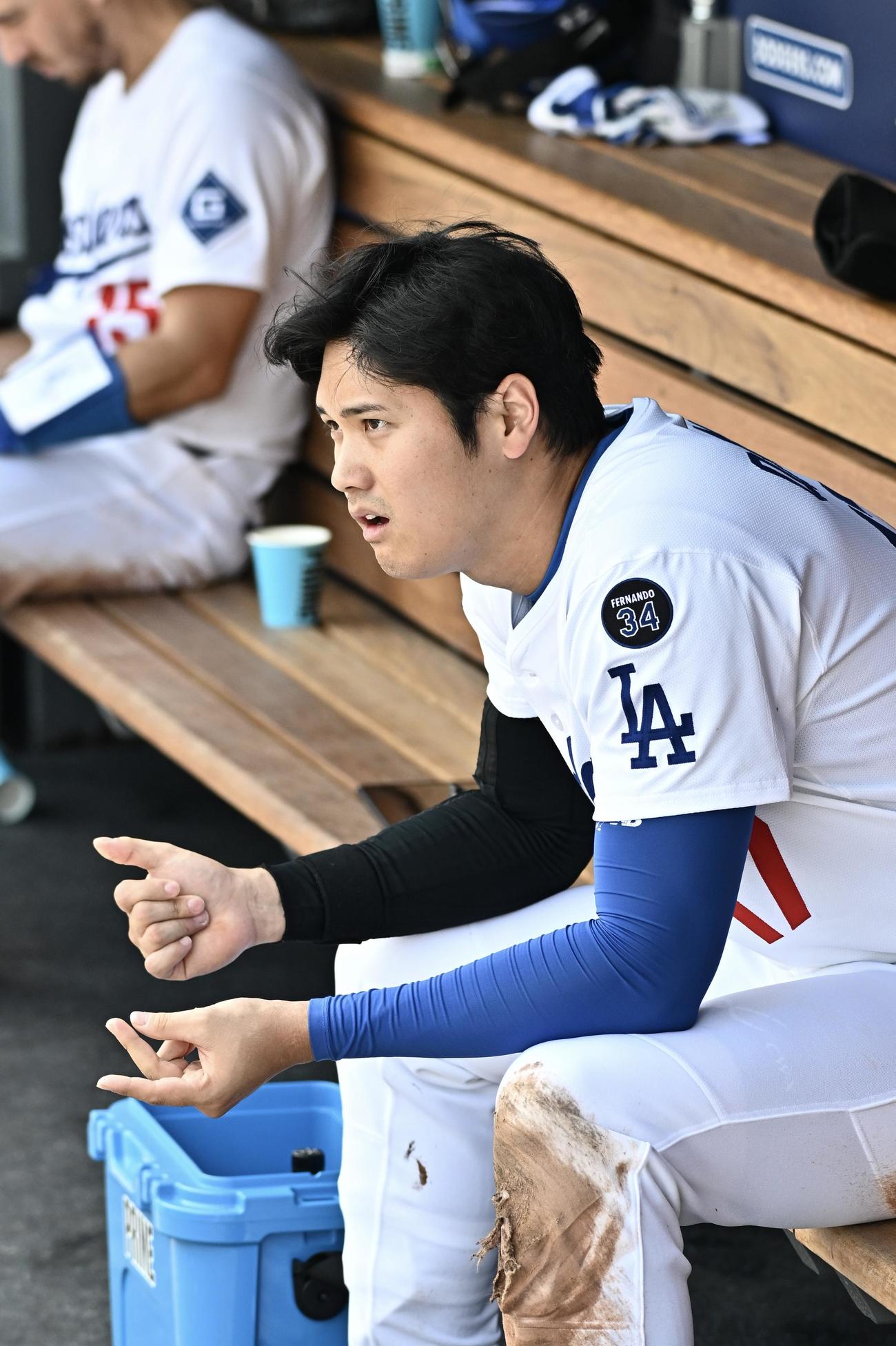 ドジャース対マーリンズ　3回裏、ドジャース・フリーマンの入場曲にノリノリで指を鳴らす大谷（撮影・滝沢徹郎）