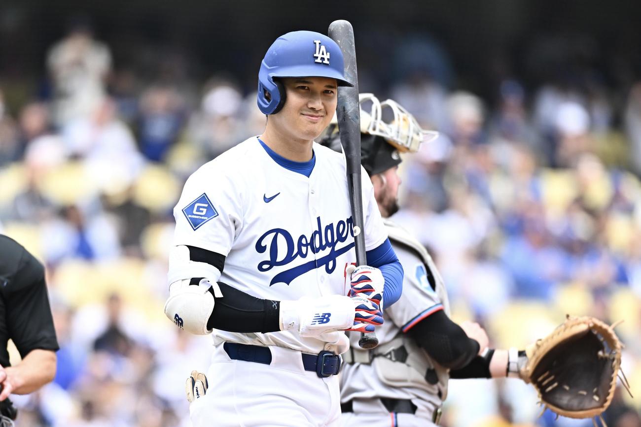 ドジャース対マーリンズ　1回裏ドジャース無死、打席に向かう大谷はマーリンズベンチに笑顔を向ける（撮影・滝沢徹郎）