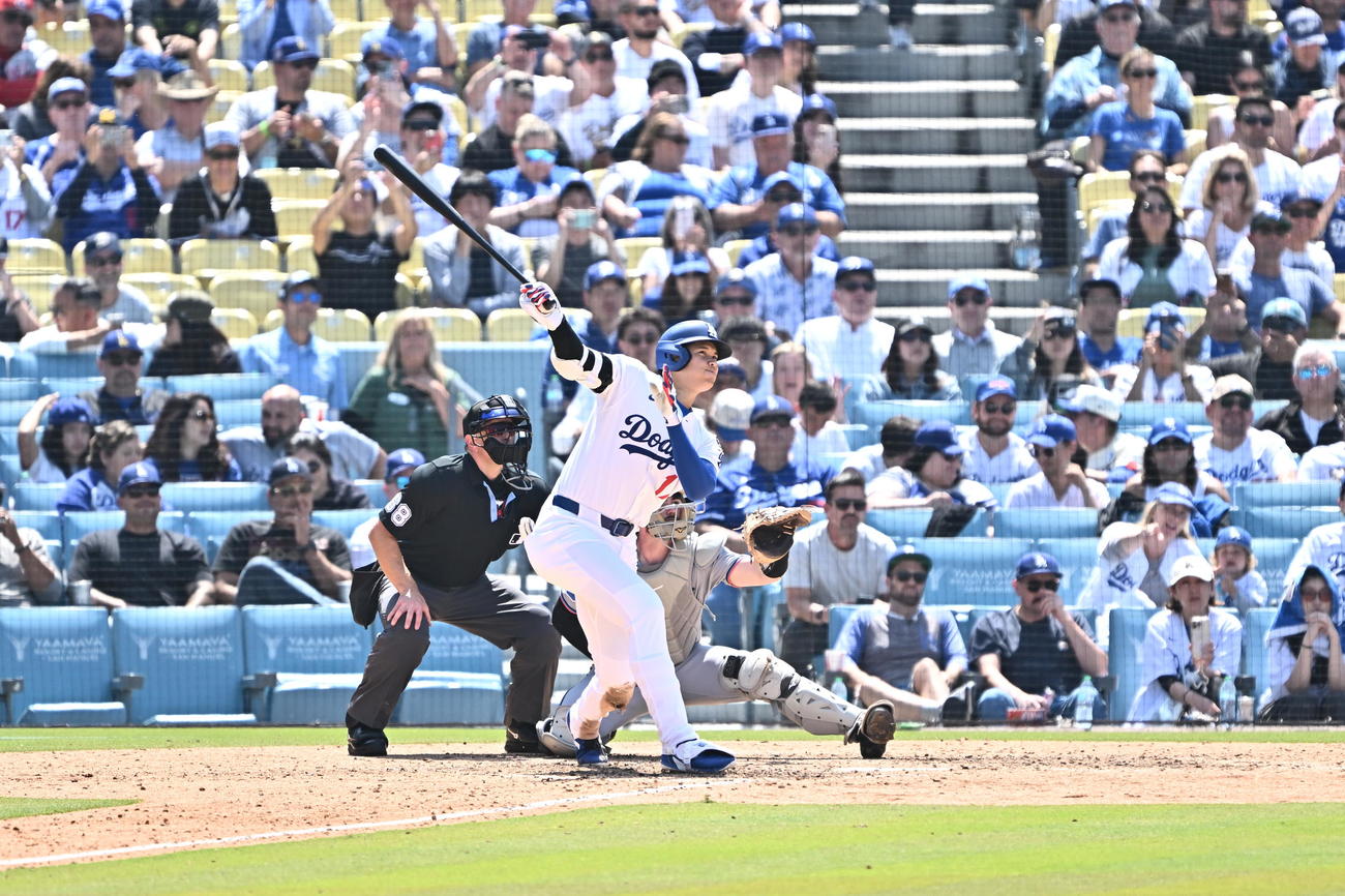 ドジャース対マーリンズ　8回裏ドジャース無死、大谷は三塁打を放つ（撮影・滝沢徹郎）