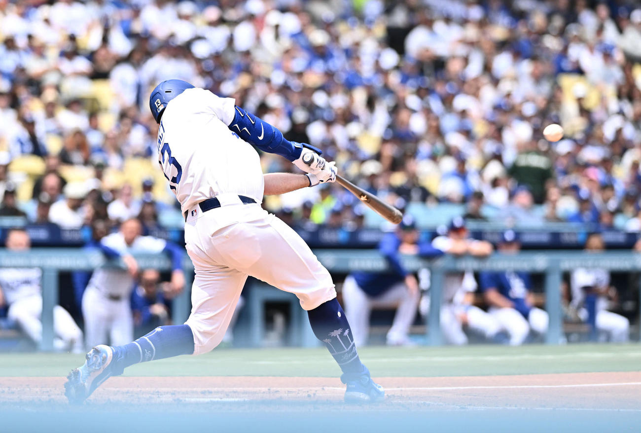 ドジャース対マーリンズ　1回裏ドジャース2死、マンシーは中越えソロ本塁打を放つ（撮影・滝沢徹郎）