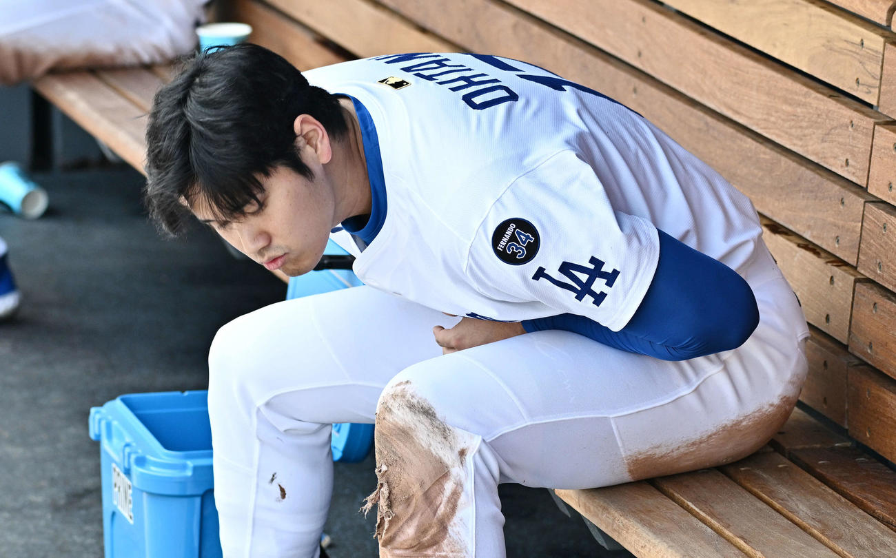 ドジャース対マーリンズ　3回裏、生還したドジャース大谷は穴の空いたズボンを見つめる（撮影・滝沢徹郎）