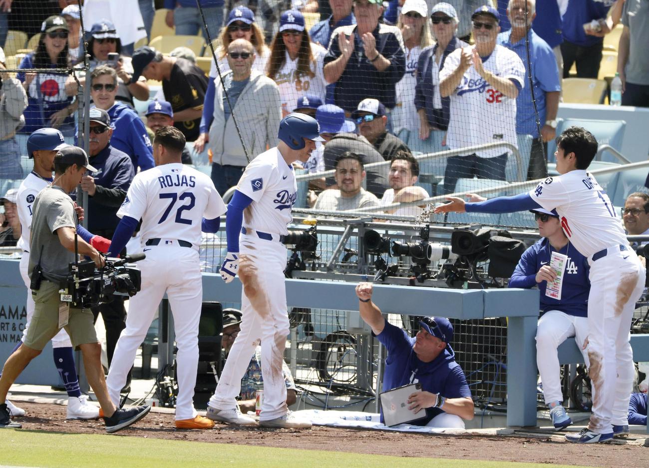 マーリンズ戦の6回、2ランを放ち大谷（右端）からヒマワリの種で迎えられるドジャースのフリーマン（共同）