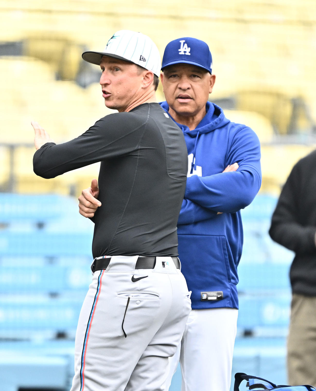 ドジャース対マーリンズ　　試合前練習で話すマーリンズのアーロン・リーンハート氏（手前）とドジャースのデーブ・ロバーツ監督（撮影・滝沢徹郎）