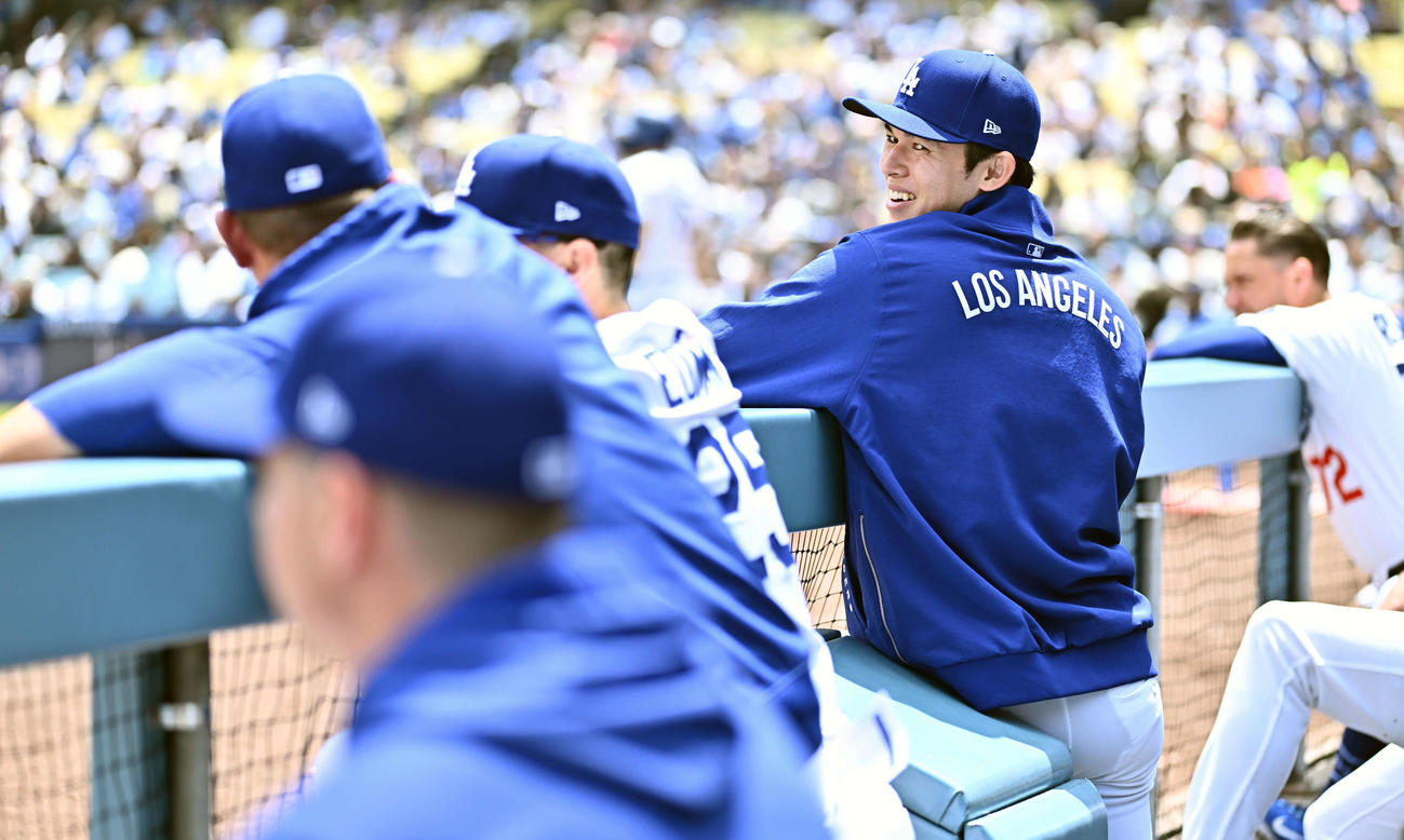 ドジャース対マーリンズ　ベンチでチームメートのいたずらに笑顔を見せるドジャース佐々木（後方）（撮影・滝沢徹郎）