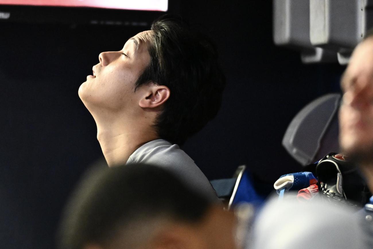 ブレーブス対ドジャース　ベンチで送風機の風で涼むドジャース大谷（撮影・滝沢徹郎）