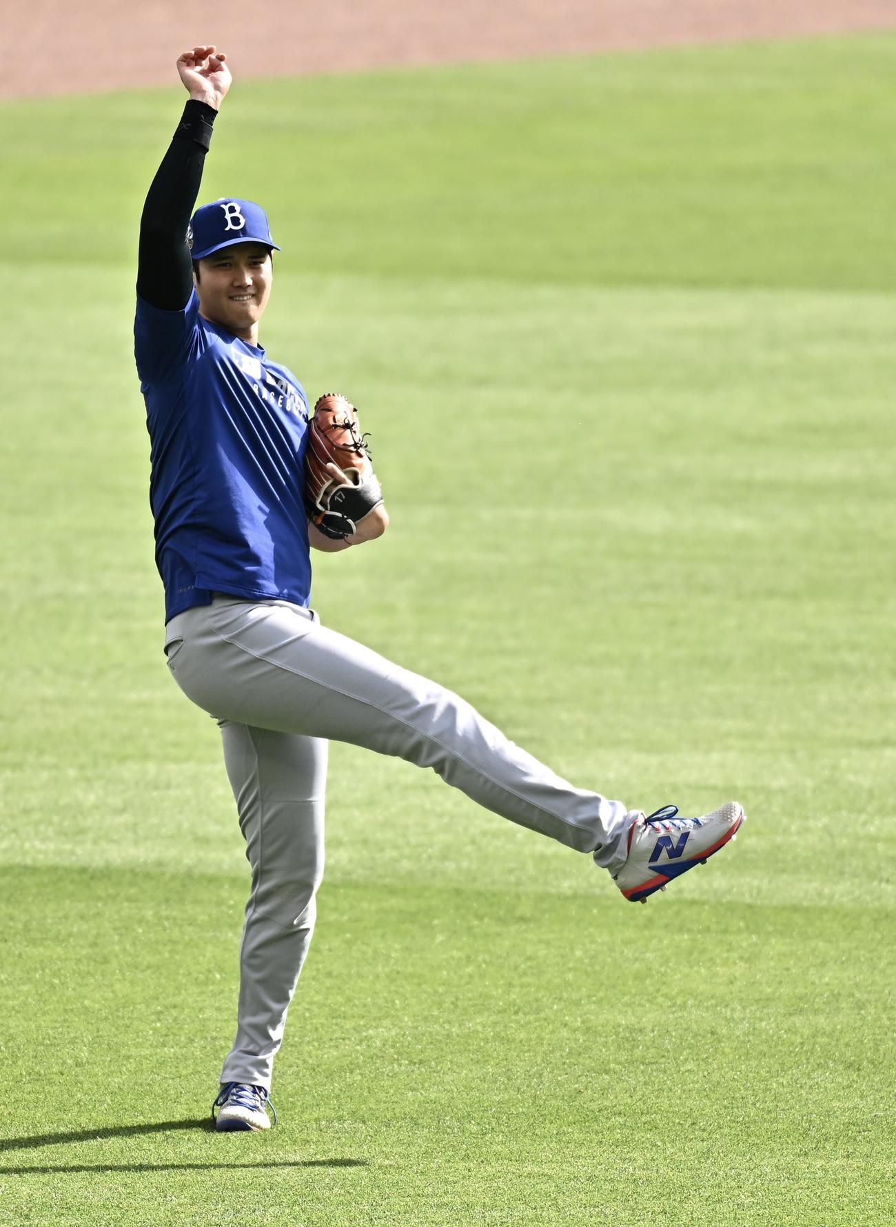 ブレーブス対ドジャース　試合前練習で調整するドジャース大谷（撮影・滝沢徹郎）