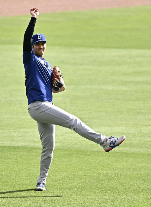 ブレーブス対ドジャース 試合前練習で調整するドジャース大谷(撮影・滝沢徹郎)