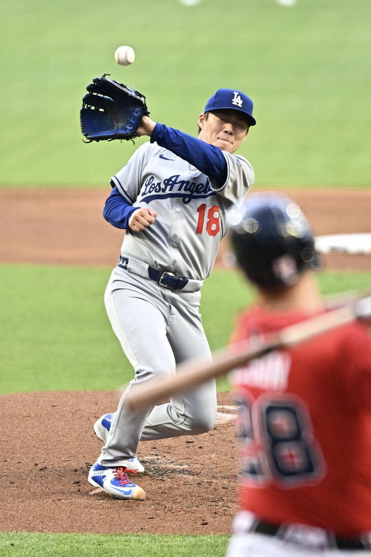 ブレーブス対ドジャース　1回裏ブレーブス2死一塁、オルソンの打球に反応する山本（撮影・滝沢徹郎）