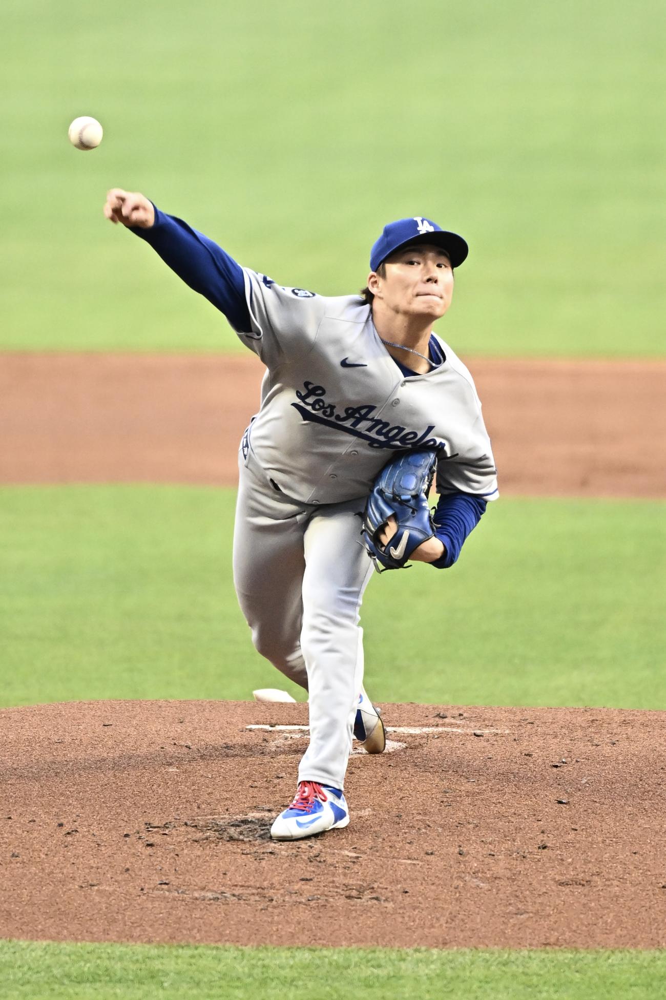 ブレーブス対ドジャース　試合の準備をするドジャース先発の山本（撮影・滝沢徹郎）
