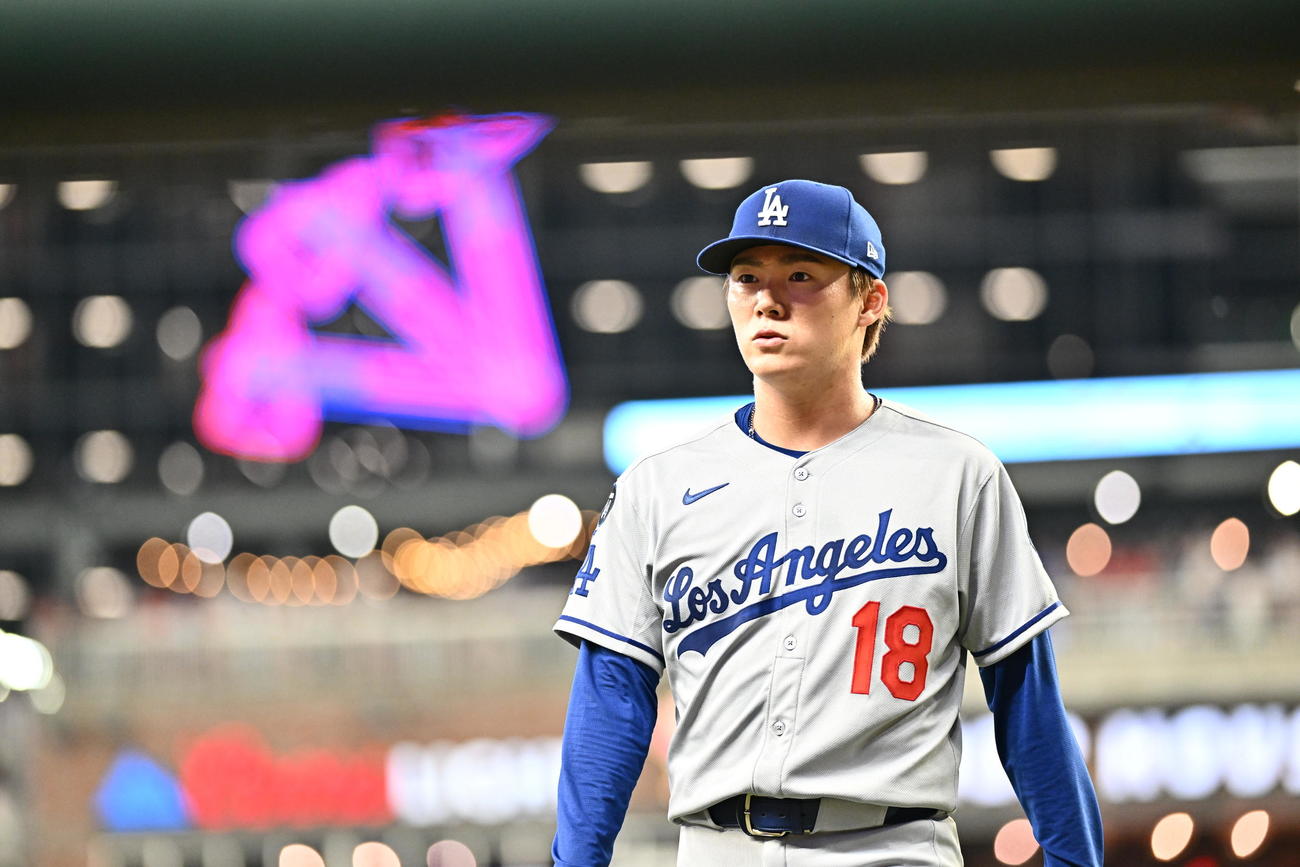 ブレーブス対ドジャース　6回表を投げ終え引き揚げるドジャース先発の山本（撮影・滝沢徹郎）