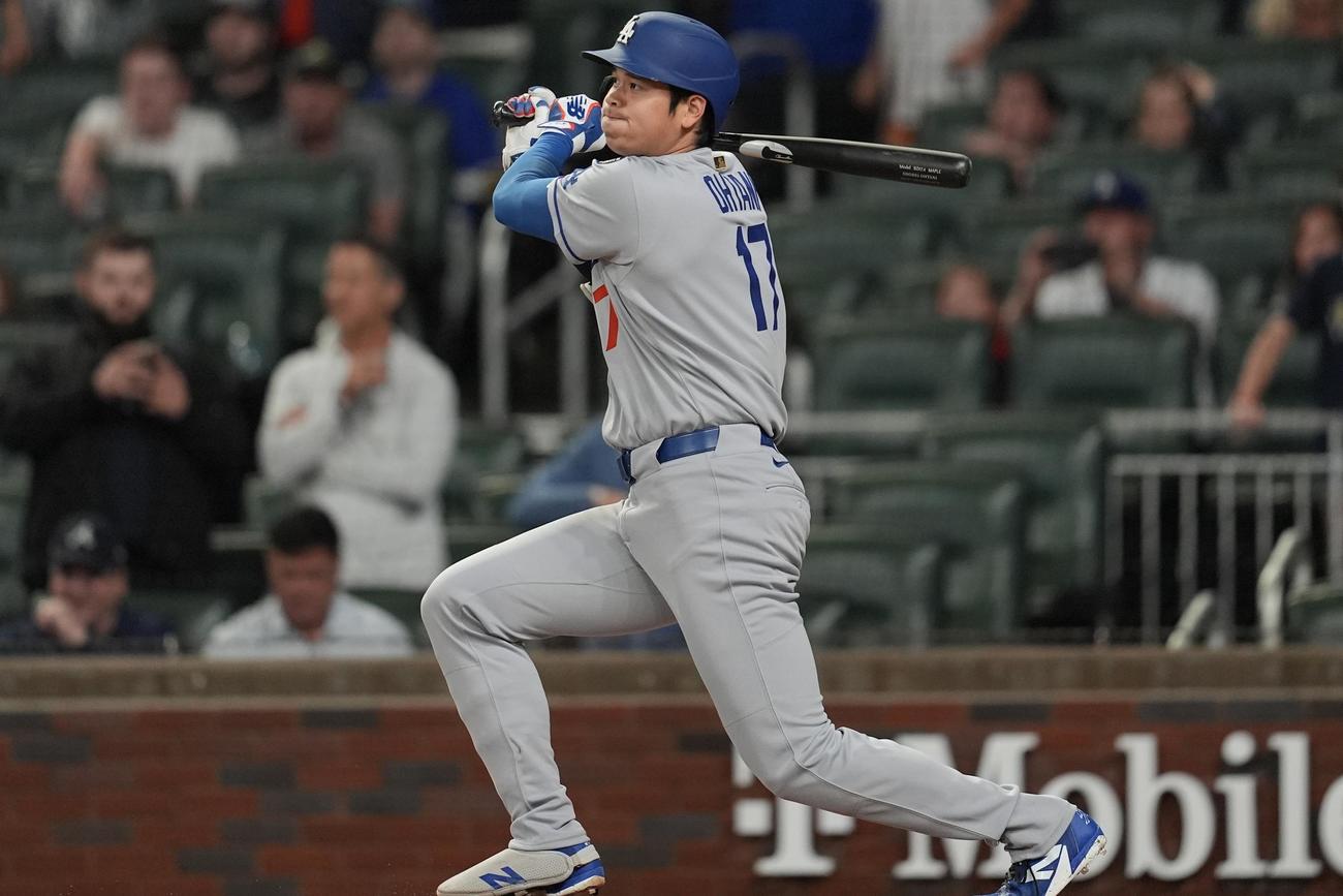 ドジャース大谷翔平はブレーブス戦の1回表、第一打席で中前打を放った（AP)