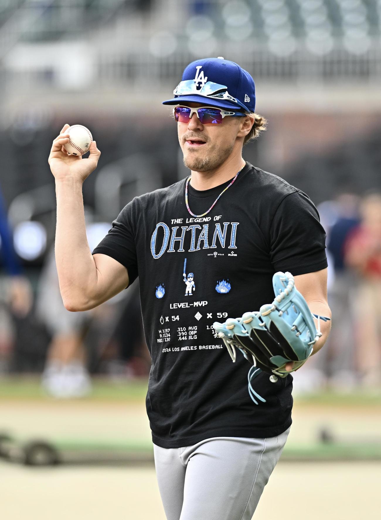 ブレーブス対ドジャース　試合前練習にドジャース大谷のTシャツ姿で臨むK・ヘルナンデス＝2025年5月2日