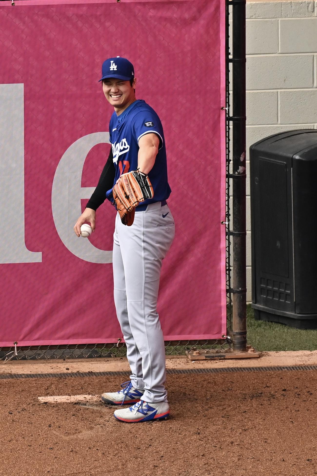 ブレーブス対ドジャース　試合前の投球練習で笑顔を見せるドジャース大谷（撮影・滝沢徹郎）