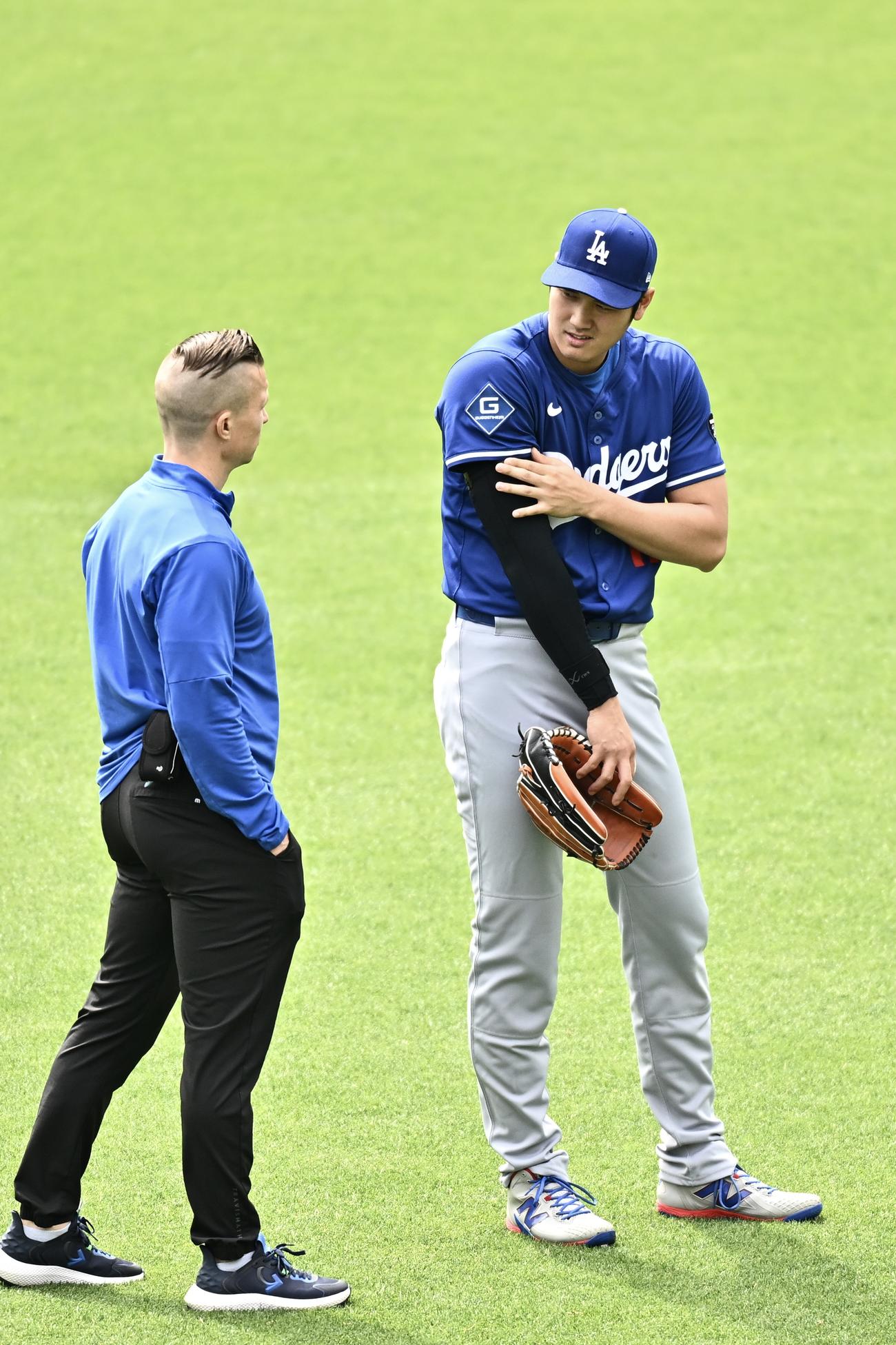 ブレーブス対ドジャース　試合前の投球練習で右腕の器具を付け直すドジャース大谷（撮影・滝沢徹郎）