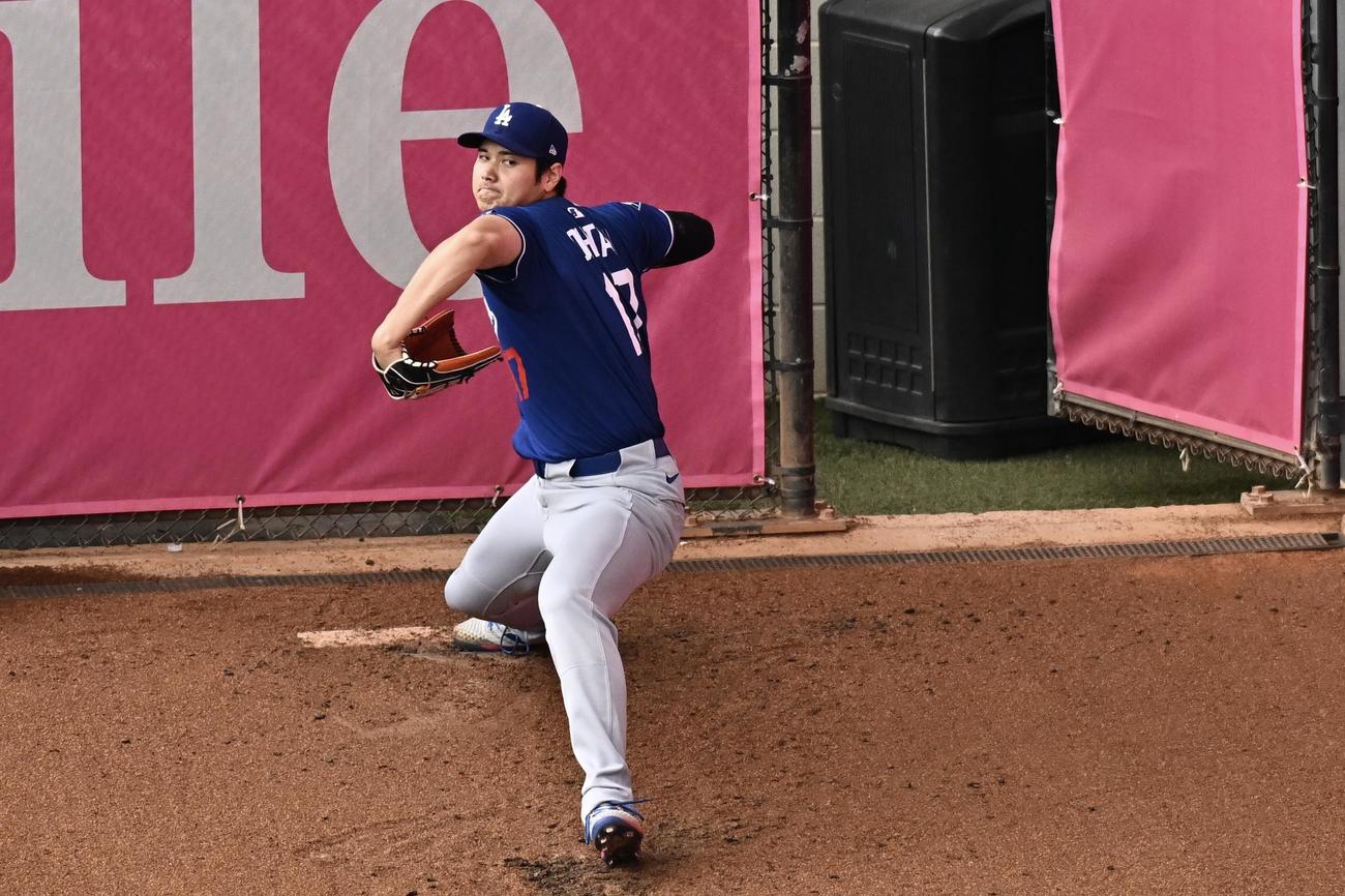 ブレーブス対ドジャース　試合前にブルペンで投球練習するドジャース大谷（撮影・滝沢徹郎）