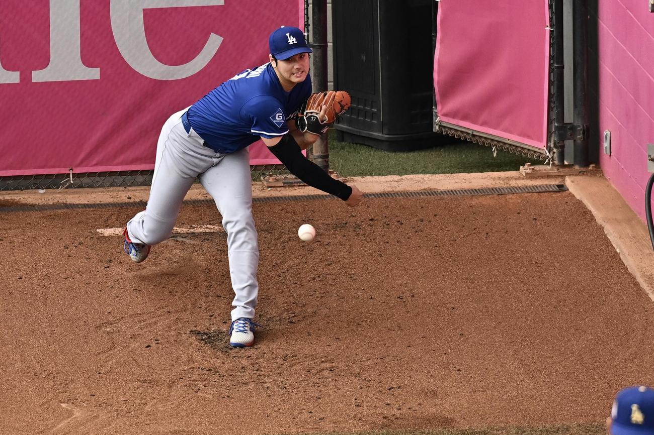 ブレーブス対ドジャース　試合前にブルペンで投球練習するドジャース大谷（撮影・滝沢徹郎）