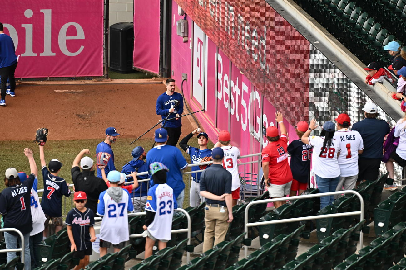 ブレーブス対ドジャース　試合前のブルペン投球練習を終えたドジャース大谷は見学するファンにボールをプレゼント（撮影・滝沢徹郎）