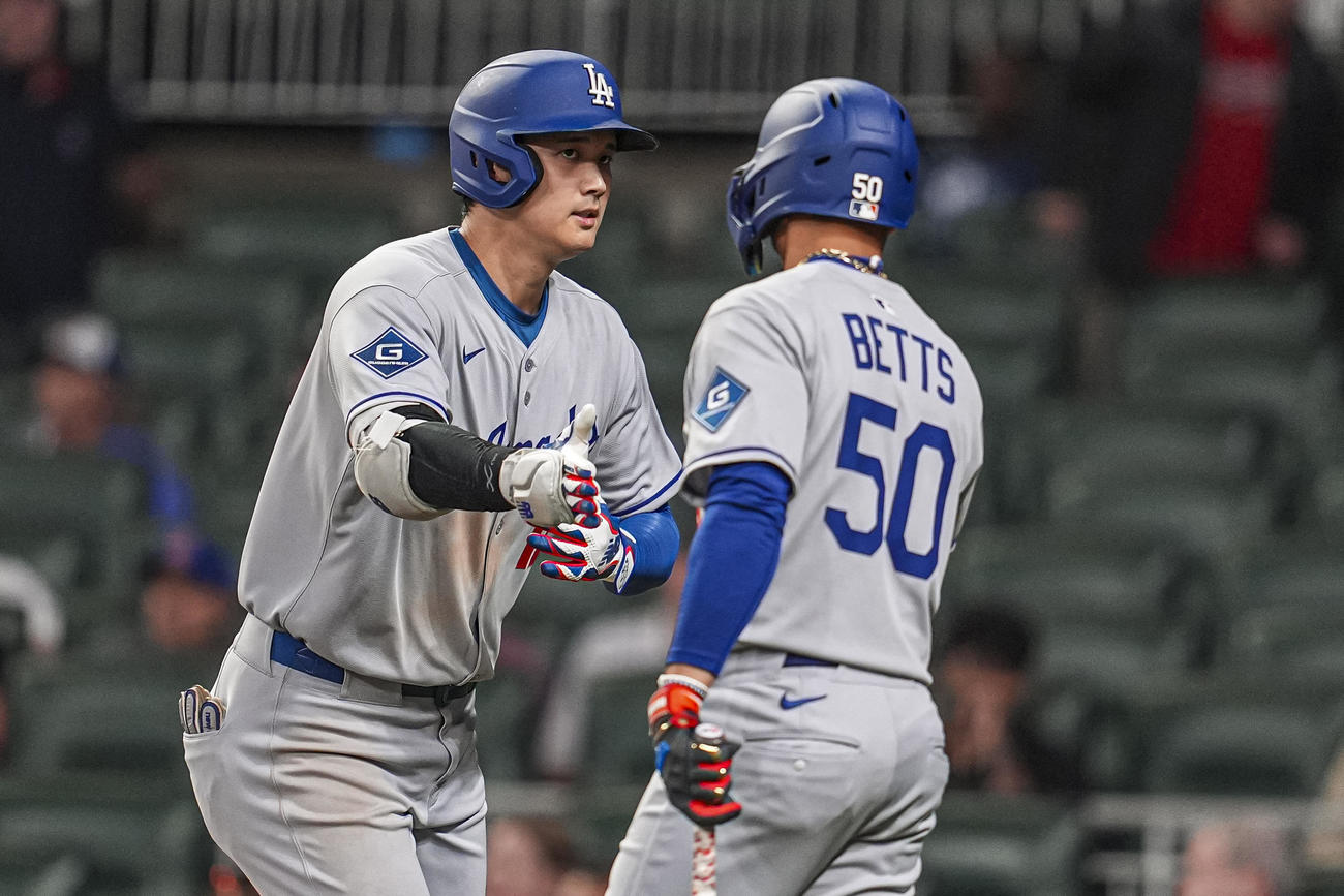 ドジャース大谷翔平（左）はブレーブス戦3回表にソロ本塁打を放つとベッツに祝福された（ロイター）