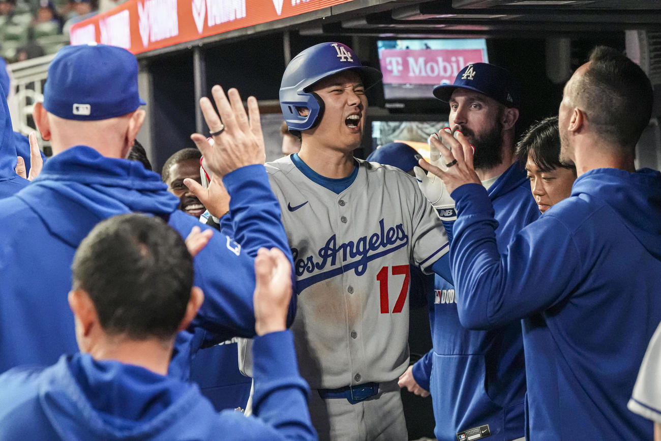 ドジャース大谷翔平はブレーブス戦3回表にソロ本塁打を放ってベンチに戻ると同僚から祝福された（ロイター）