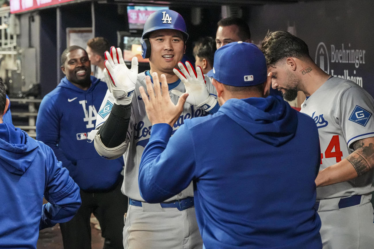 ドジャース大谷翔平はブレーブス戦3回表にソロ本塁打を放ってベンチに戻ると同僚から祝福された（ロイター）