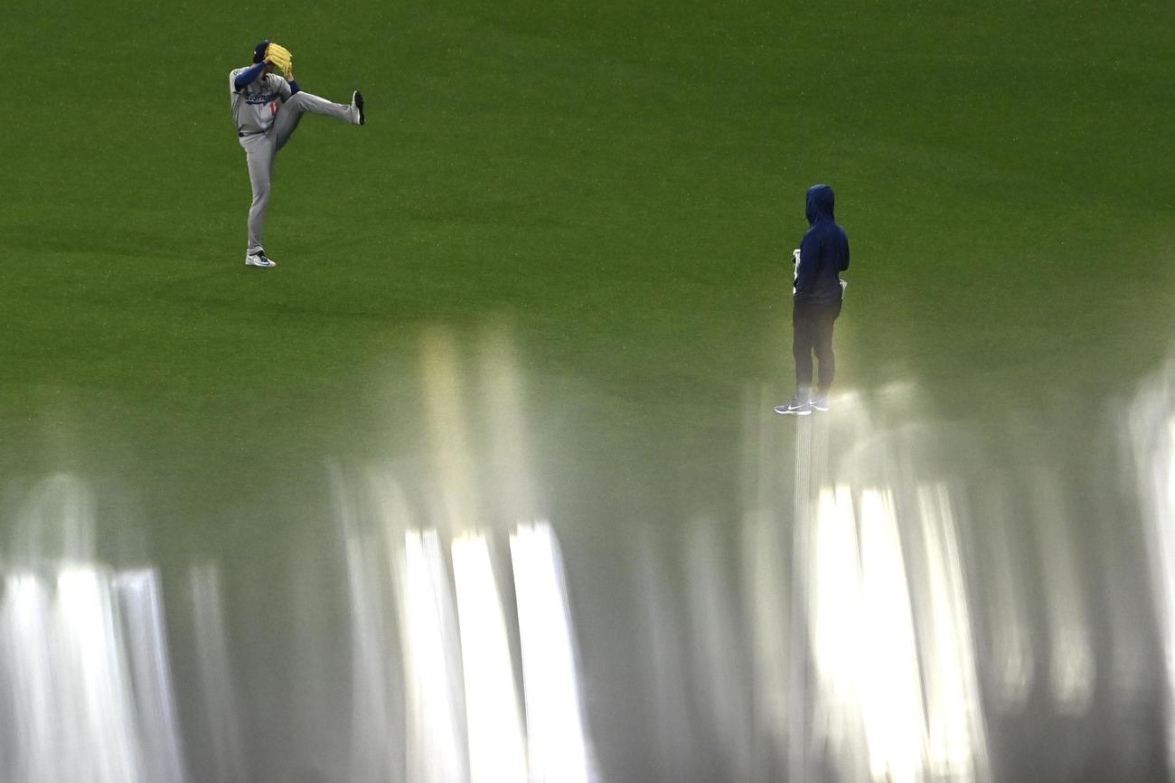 ブレーブス対ドジャース　雨上がりのグラウンドで試合の準備をするドジャース先発の佐々木（撮影・滝沢徹郎）