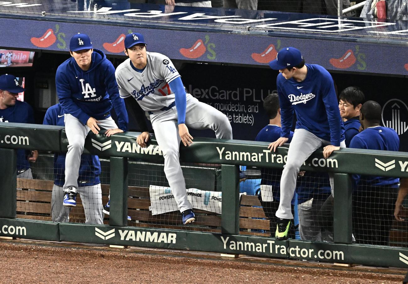 ブレーブス対ドジャース　試合に勝利しフェンスを乗り越える、左からドジャースの山本、大谷、佐々木（撮影・滝沢徹郎）
