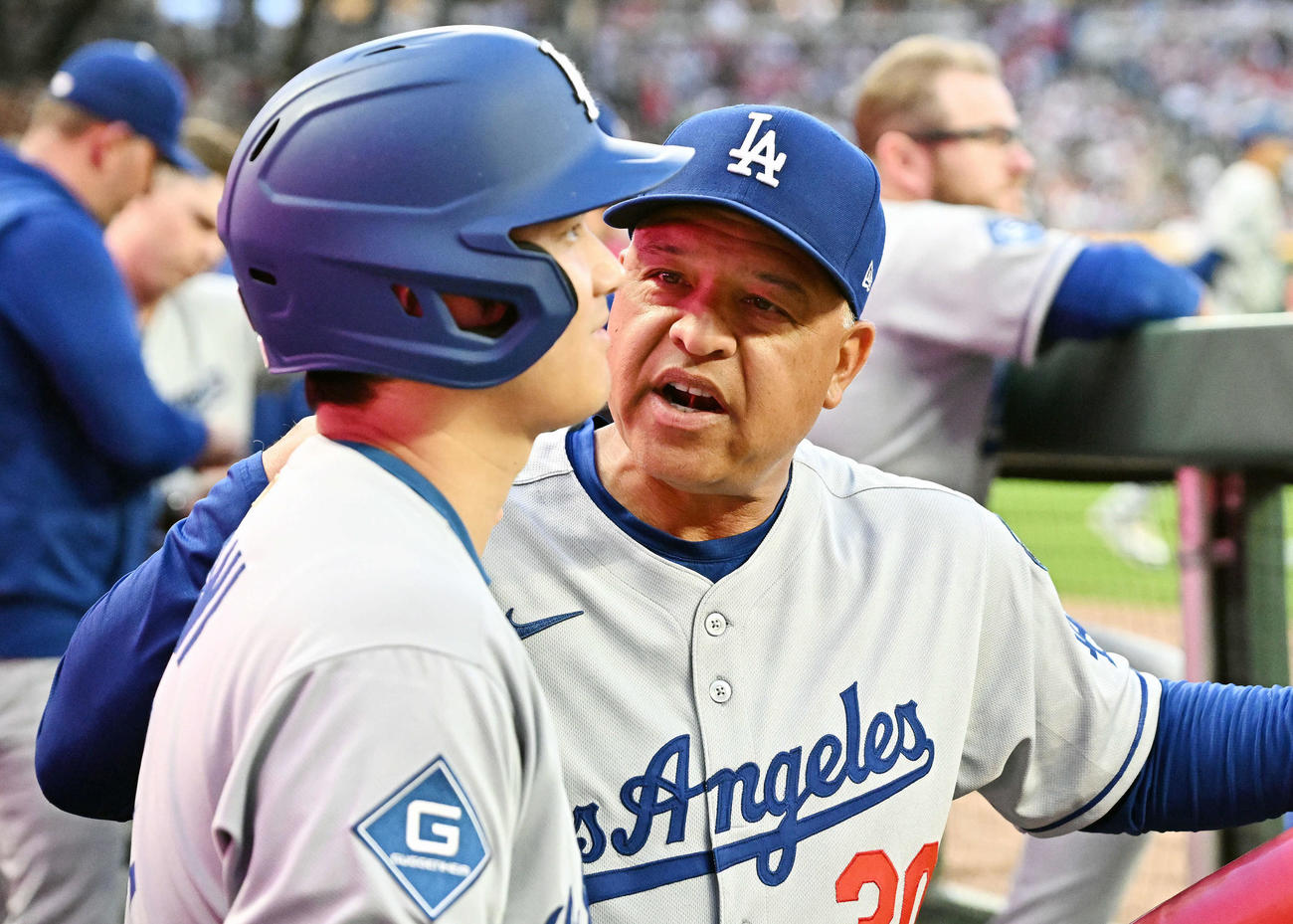 ブレーブス対ドジャース　ベンチで打席を待つドジャース大谷（手前）に話すロバーツ監督（撮影・滝沢徹郎）