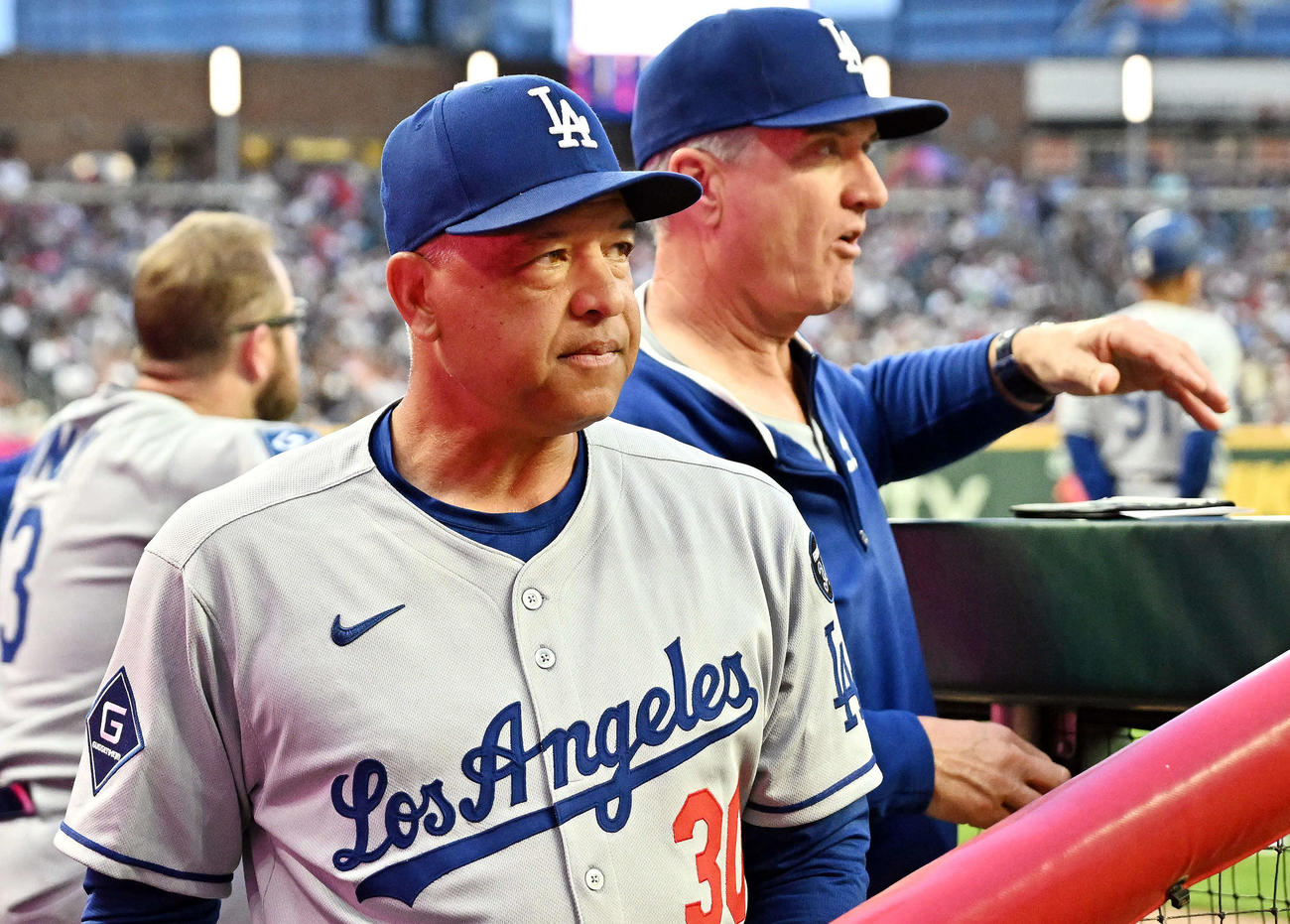 ブレーブス対ドジャース　戦況を見守るドジャース・ロバーツ監督（手前）（撮影・滝沢徹郎）