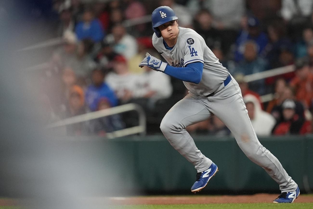 ドジャース大谷翔平はブレーブス戦4回表、二塁に向かって全力疾走（AP)
